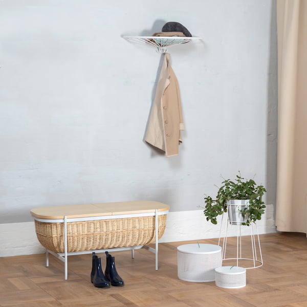 Die OK Design - Willow Bank, weiss mit Cibele Blumenständer und Pinna Ablage